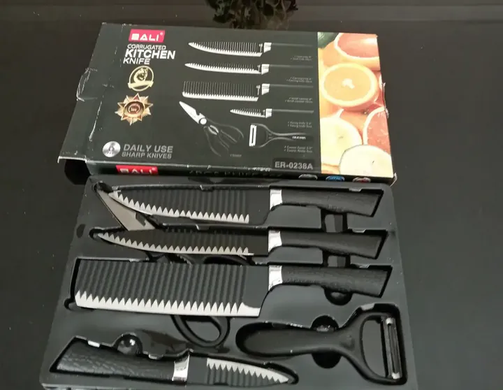Kit de facas recebido por um cliente, sobre a mesa da cozinha