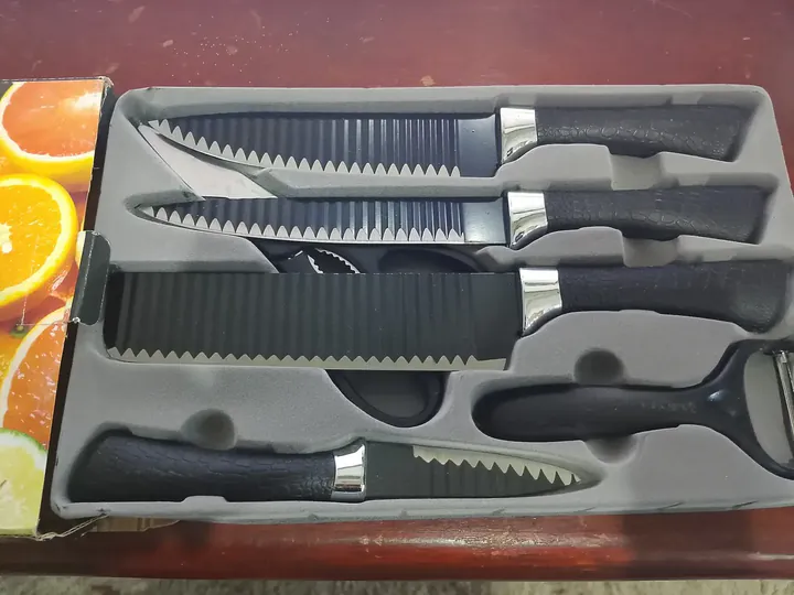 Kit de facas recém-recebido, ainda na embalagem
