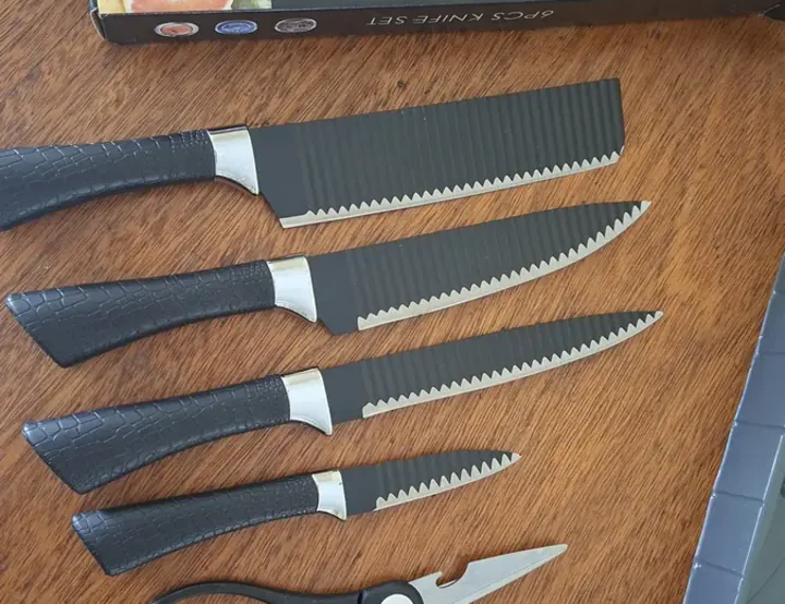 Kit de facas recebido por um cliente, sobre a mesa de madeira
